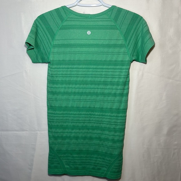 Lululemon Kelly Green Running Shirt Size 0 - Picture 2 of 4